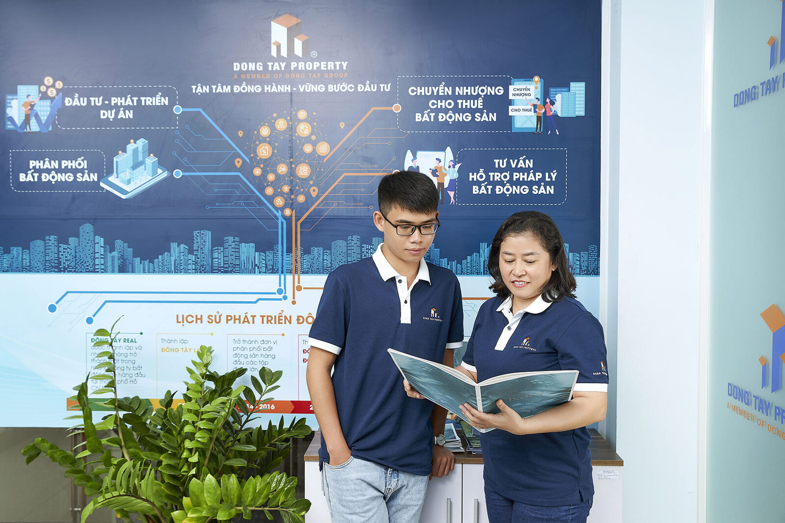 Đội ngũ Đông Tây Property trao đổi trong công việc